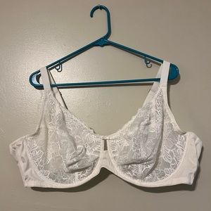 Auden bra,.. cream color with beautiful lace cups. Size 46 DDD. New never worn.